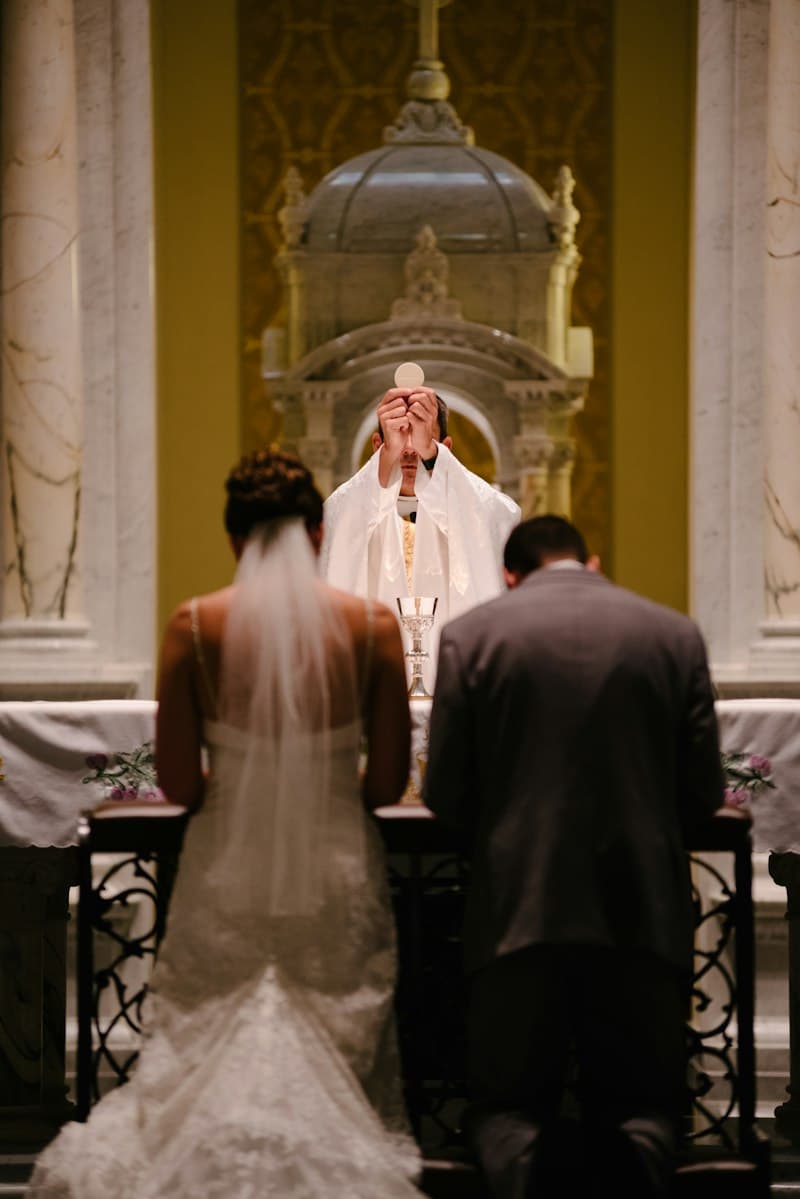 Misa solemne de matrimonio católico ante el altar